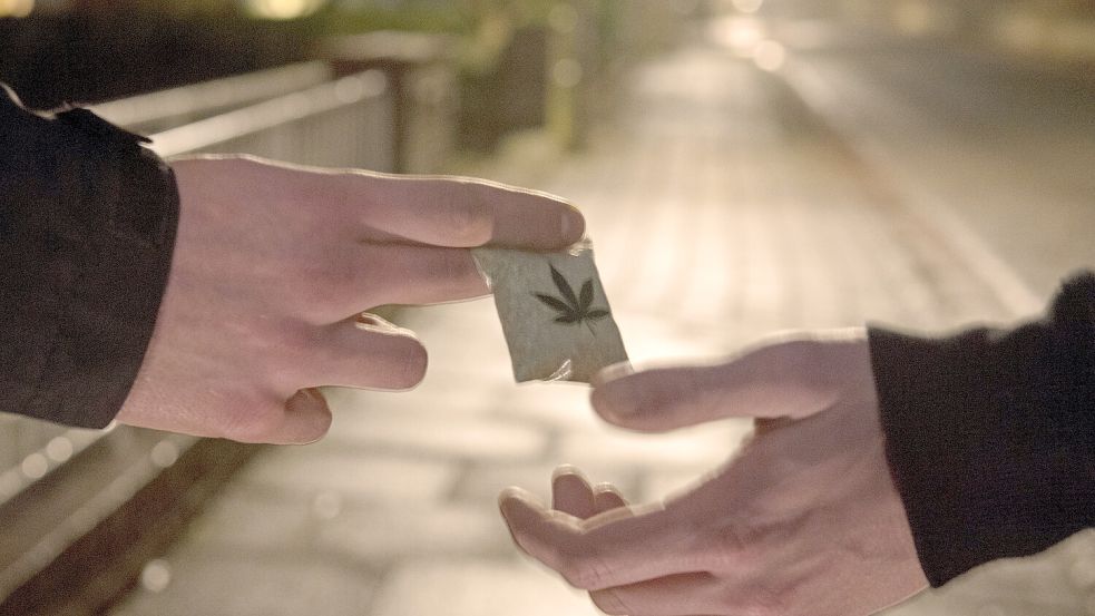 Illegales Dealen wird nach der Legalisierung ab 1. April für Konsumenten nicht mehr nötig sein. Foto: dpa/ Ingo Wagner