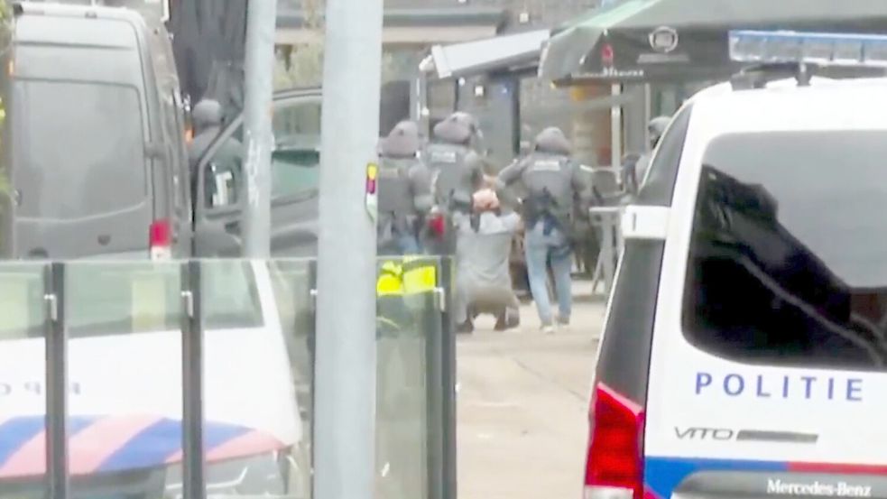 Der mutmaßliche Geiselnehmer wird vom DSI, einer Spezialeinheit der niederländischen Polizei, vor einem Café in Ede festgenommen. Foto: AP/dpa