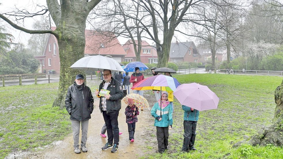 Einige hatten sich trotz Dauerregens zum Plytenberg aufgemacht. Foto: Wolters
