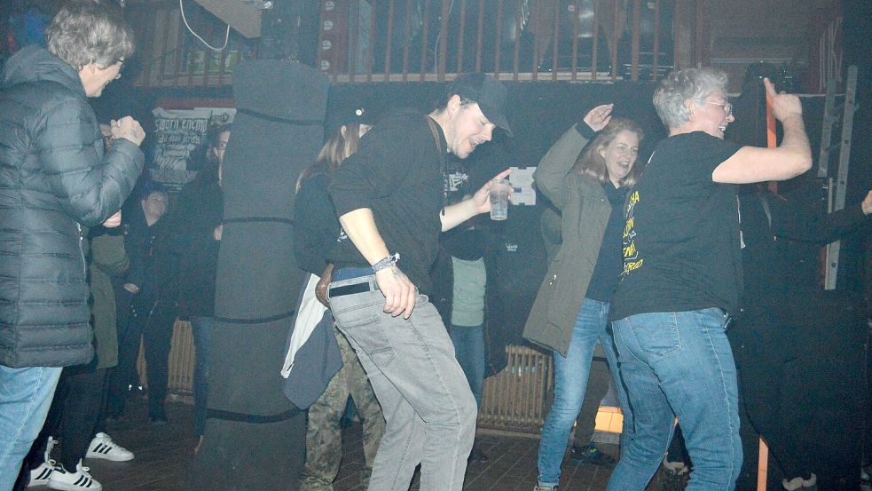 Vor der Bühne wurde ausgelassen getanzt. Foto: Weers