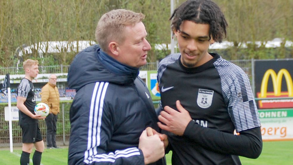 Trainer Ralf Ammermann gratulierte Ramon Issa zu drei Treffern. Foto: Reemts