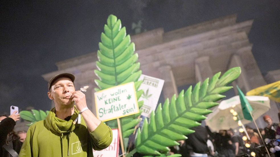An zahlreichen Orten in Deutschland feiern Aktivistinnen und Aktivisten heute die Legalisierung. Foto: Sebastian Gollnow/dpa