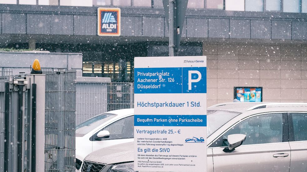 Private Parkplatzbesitzer sind dazu verpflichtet, Hinweisschilder zur Parkdauer und möglicher Strafgebühren sichtbar aufzustellen. Foto: IMAGO/Michael Gstettenbauer