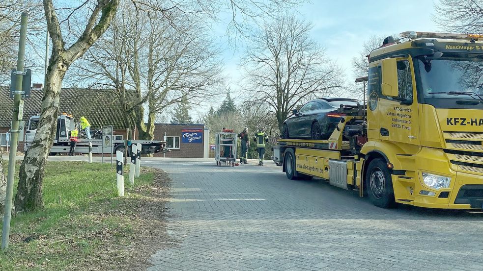 Auto und Motorrad wurden nach dem Unfall auf Abschleppwagen geladen. Foto: Cordsen