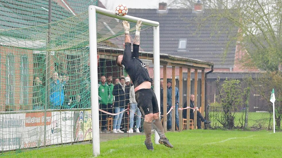 Mit großen Einsatz verdiente sich der RSV Visquard um Torwart Nico Stachowiak den Sieg. Foto: Wagenaar