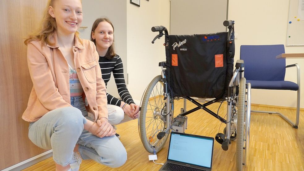 Mithilfe Künstlicher Intelligenz haben Lotte Luise Goldenstein (links) und Finja Harms vom Gymnasium Papenburg ein Bremssystem für Rollstühle entwickelt. Foto: Gerd Schade