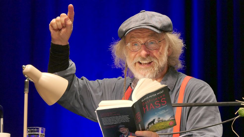 Schriftsteller Klaus-Peter Wolf hat im Theater Melle aus dem Krimi „Ostfriesenhass“ gelesen. Foto: Karsten Grosser