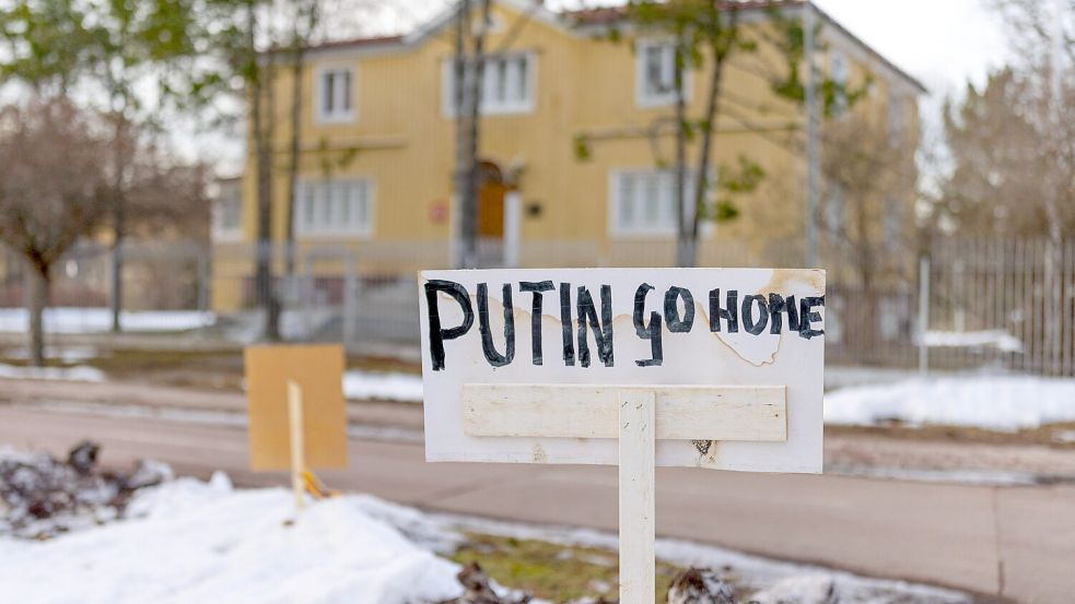 Eindeutig: Plakate vor dem russischen Konsulat in Mariehamn. Foto: IMAGO/Lehtikuva/Niclas Nordlund