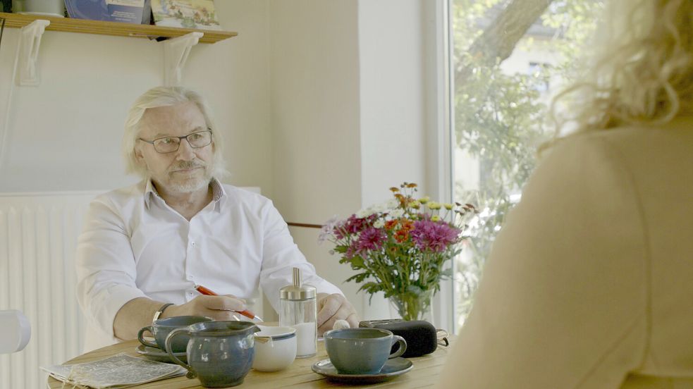 Ex-LKA-Chef Reinhard Chedor im Gespräch mit einer Frau, die sich sicher ist, dass sie Mitte der 70er zum „Göhrde-Mörder“ ins Auto gestiegen ist. Foto: NDR/Steve Kfoury