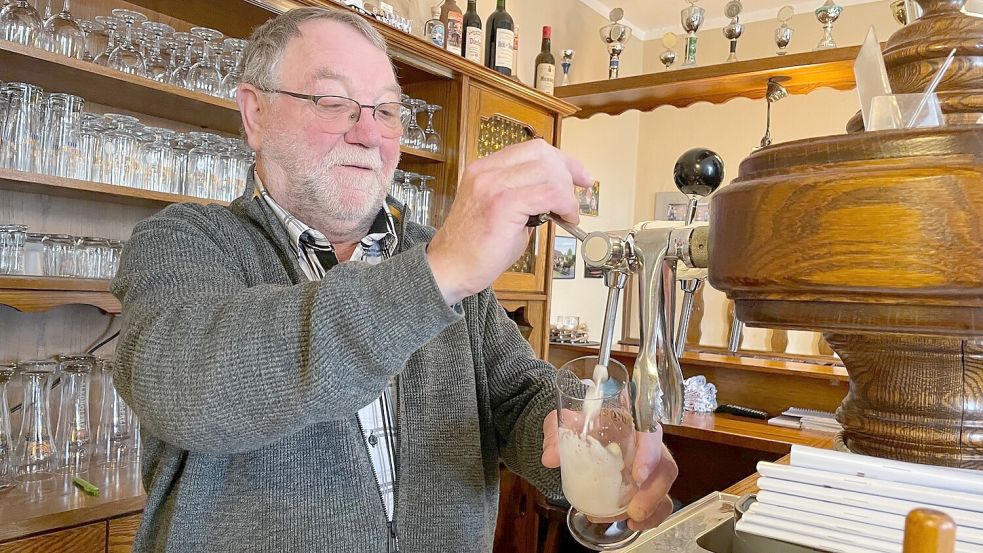 Hans-Josef „Dicki“ Gossling in seinem Landgasthaus Gossling, einer traditionellen Kneipe mit Saal. Der 72-Jährige denkt nicht ans Aufhören. Foto: Janßen