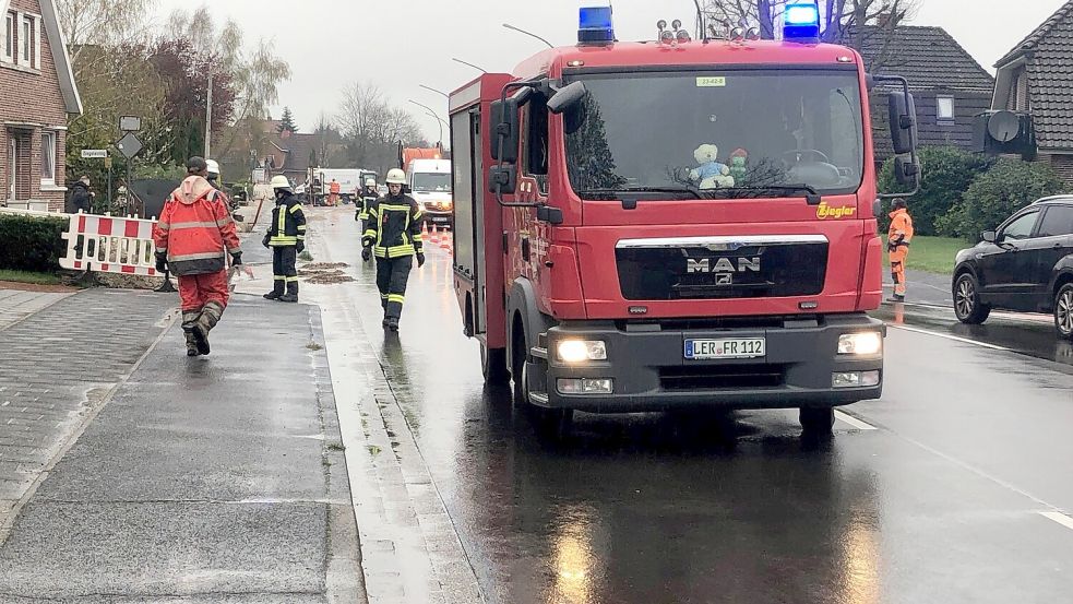 Die Feuerwehr Rhaudermoor war auf der Bundesstraße 438 im Einsatz. Foto: Ammermann