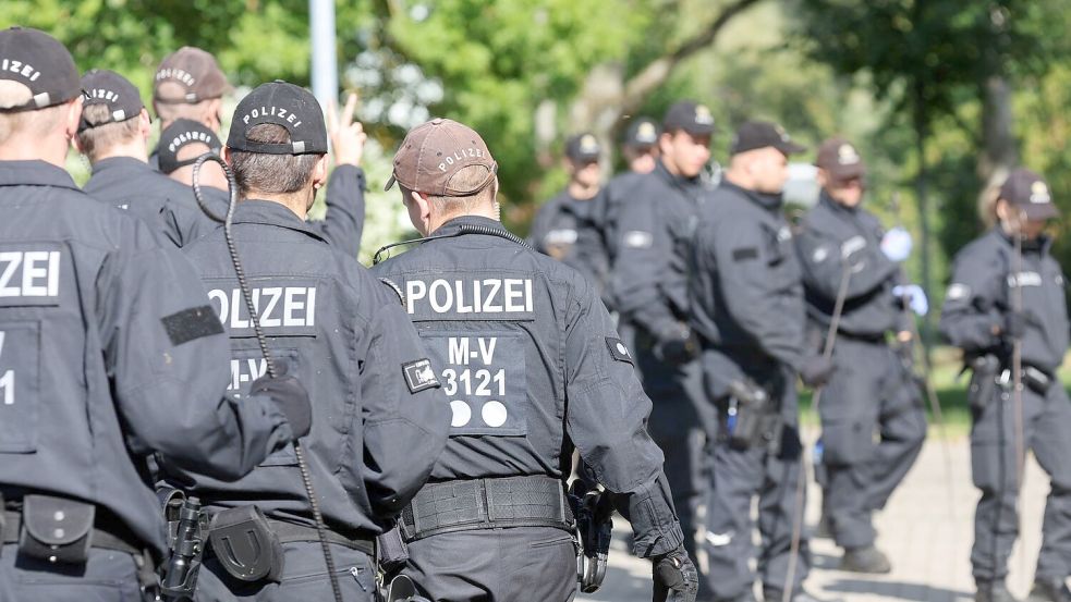 Aus Mecklenburg-Vorpommern gab es keine aktuellen Zahlen dazu, gegen wie viele Polizisten Verfahren wegen des Verdachts auf rechtsextremistische Gesinnung geführt werden (Symbolbild). Foto: Bernd Wüstneck/dpa