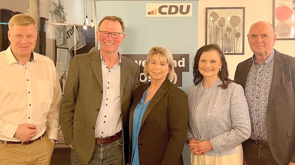Ruth Wreesmann (Mitte) ist die neue Vorsitzende der CDU in Ostrhauderfehn. Auf dem Foto sind noch zu sehen (von links) Ulf Thiele (Landtagsmitglied), Norbert Pieper (Erster stellvertretender Vorsitzender), Gitta Connemann (Bundestagsmitglied) und Burchard Esders (Zweiter stellvertretender Vorsitzender). Foto: CDU