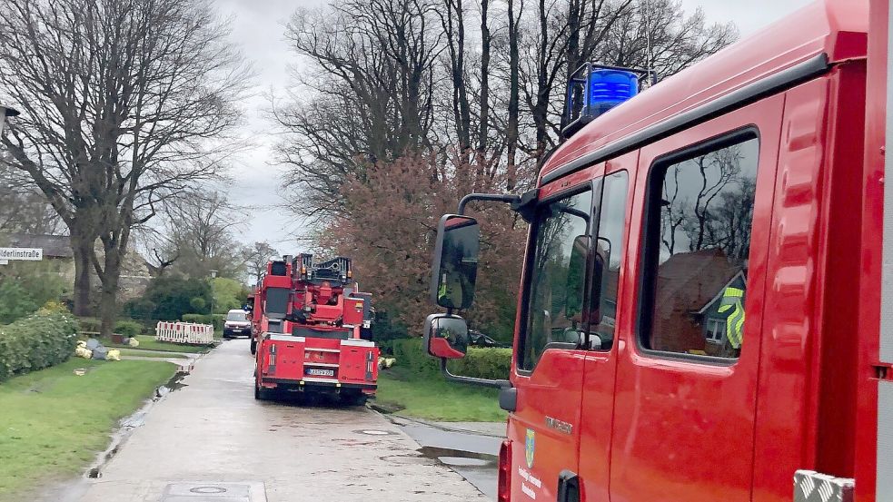 Die Feuerwehren aus Rhaudermoor und Westrhauderfehn sind am Donnerstagmittag zum Neuen Weg ausgerückt. Foto: Ammermann
