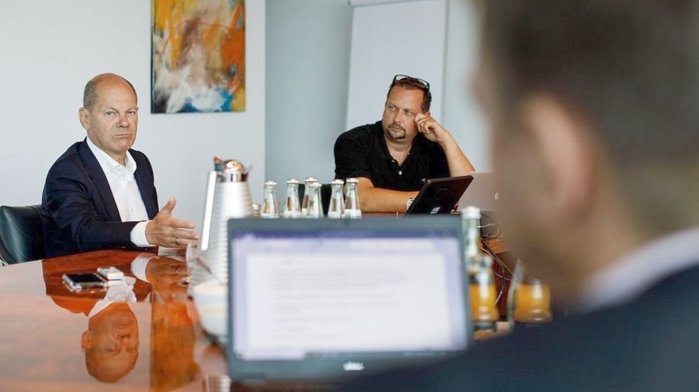 Bundeskanzler Olaf Scholz (l.) zu Besuch bei NOZ-Chefredakteur Burkhard Ewert (r.) in der Redaktion. Foto: Ewert