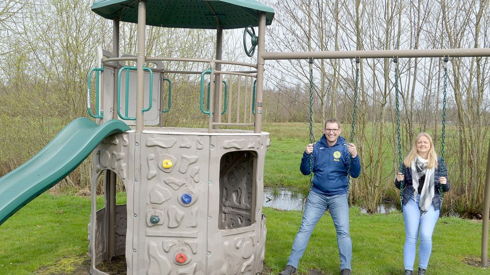 Marco Groenewold, stellvertretender Vorsitzender der Fußballabteilung (links), und Daniela Heyenga (Marketing-Abteilung der Volksbank Westrhauderfehn), überzeugten sich selbst von der Standfestigkeit des Kinderspielturms. Foto: Weers