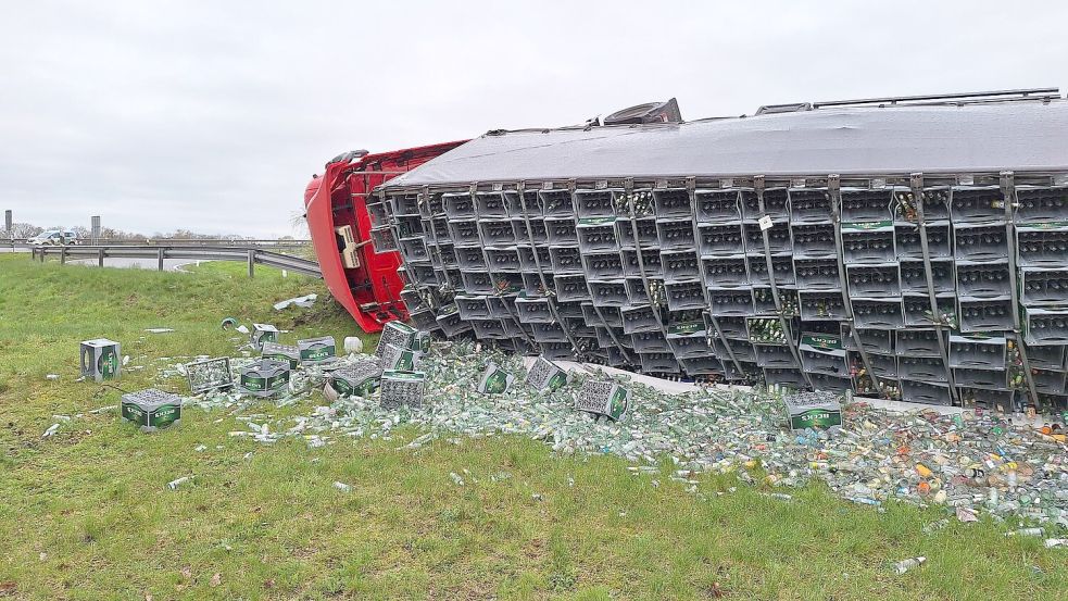 Viele Flaschen und Getränkekisten sind nach einem Unfall auf der Autobahn 1 im Bereich des Dreiecks Stuhr auf einer Grünfläche gelandet. Foto: Nord-West-Media TV