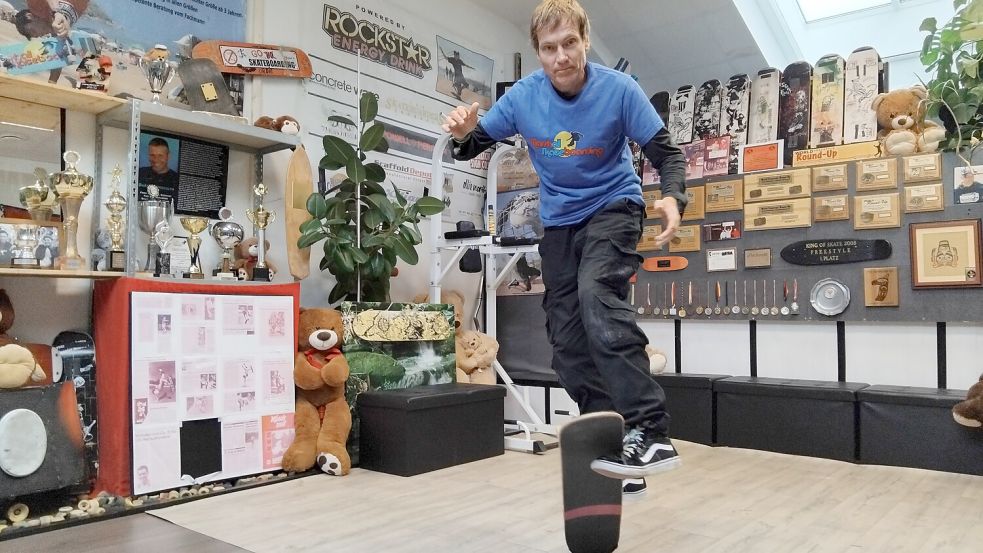 Die Skating-Legende Guenter Mokulys trainiert täglich. Tricks mit Handstand macht er altersbedingt nicht mehr. Foto: Scherzer
