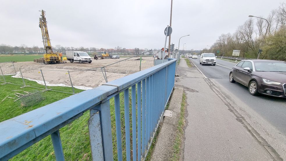 Auf der Nordseite der Ledabrücke finden schon vorbereitende Arbeiten statt. Foto: Bothe