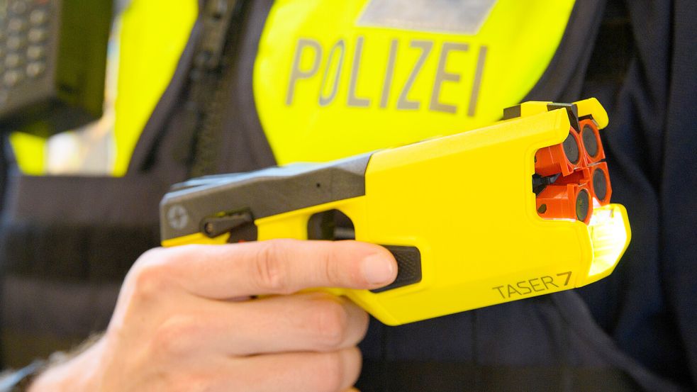 Ein Polizeibeamter hält einen Taser in der Hand. Foto: Soeren Stache/dpa-Zentralbild/dpa