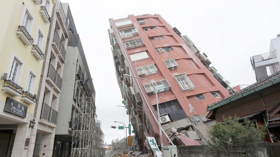 Ein teilweise eingestürztes Gebäude in Hualien. Taiwan liegt am Rand zweier tektonischer Platten und ist deshalb ein erdbebengefährdetes Gebiet. Foto: Chiang Ying-ying/AP