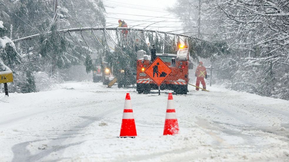 Ein Teil der Route 9 zwischen Falmouth und Cumberland in Maine ist nach heftigem Schneefall gesperrt. Foto: Ben McCanna/Portland Press Herald via AP/dpa