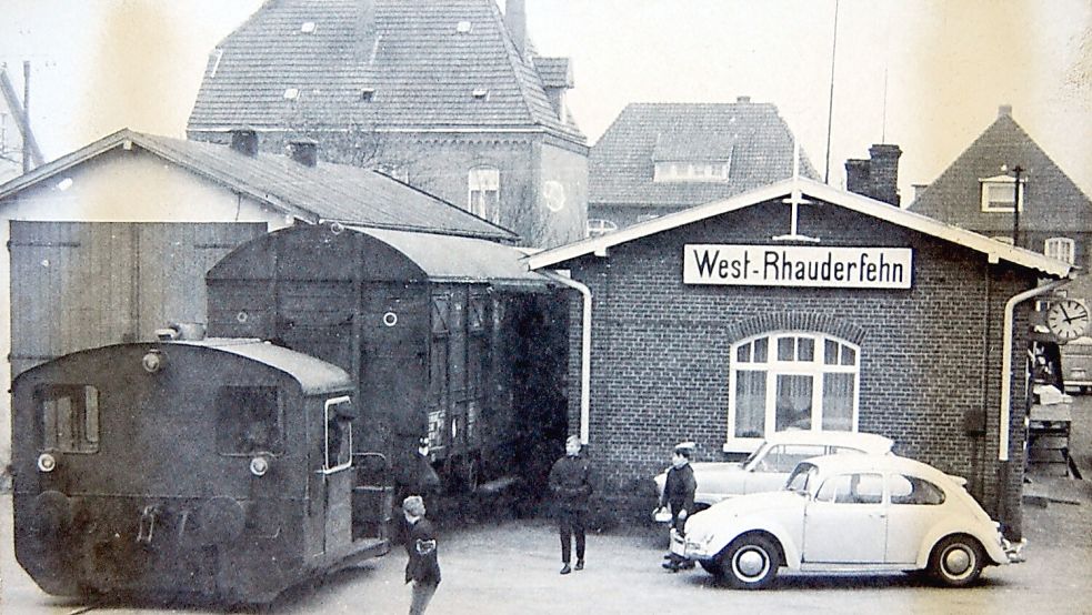 Drangvolle Enge im Jahr 1968: Rechts ist das kleine Bahnhofsgebäude in Westrhauderfehn, links der Triebwagenschuppen zu sehen. Foto: Archiv