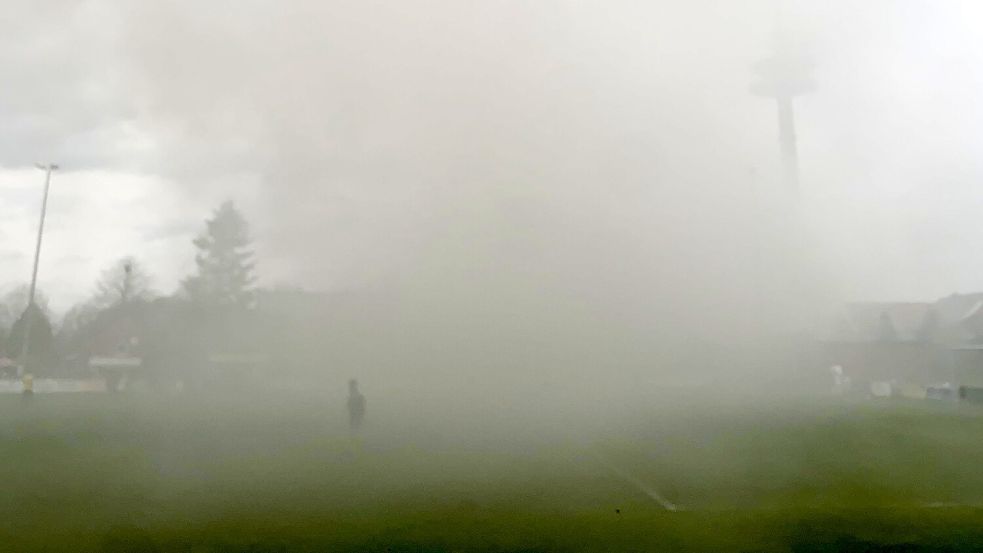 Der Qualm eines Osterfeuers zog über das Nüttermoorer Fußballfeld. Fotos: Reiners