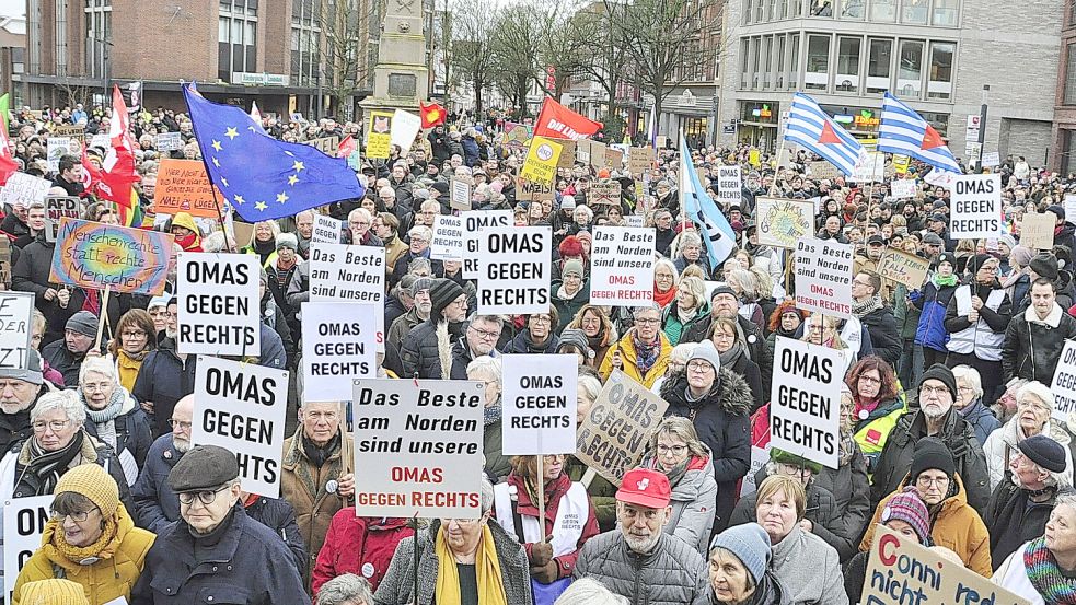 Anfang Februar hatten sich mehr als 1500 Menschen auf dem Denkmalsplatz in Leer versammelt, um gegen Rechtsextremismus zu protestieren. Foto: Wolters/Archiv