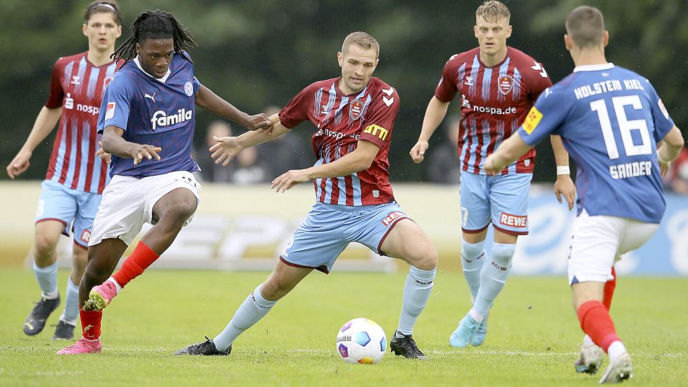 Marten Schmidt (Mitte) spielt aktuell noch für den SC Weiche Flensburg in der Regionalliga Nord. Foto: Imago