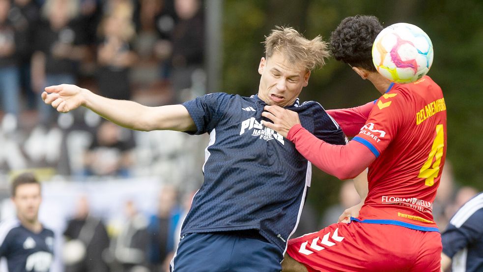 Mit allen Mitteln hielten die Delmenhorster (rechts Yunus Sari) die Kickers-Angreifer (links David Schiller) beim Pokalspiel vor sechs Monaten vom eigenen Tor fern und behielten so die Oberhand. Foto: Doden