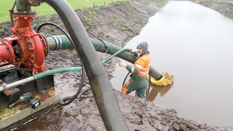 Das überschüssige Wasser wird mittels einer Pumpe zurück in die Fließgewässer geführt. Mitarbeiter Tünc Yilmaz kontrolliert den Saugvorgang. Foto: Passmann