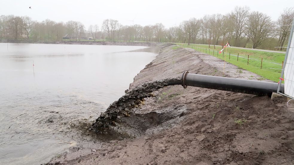 Der Schlamm kommt am Spülfeld an der Deichstraße an. Vor dem Betreten der Fläche wird gewarnt. Foto: Passmann