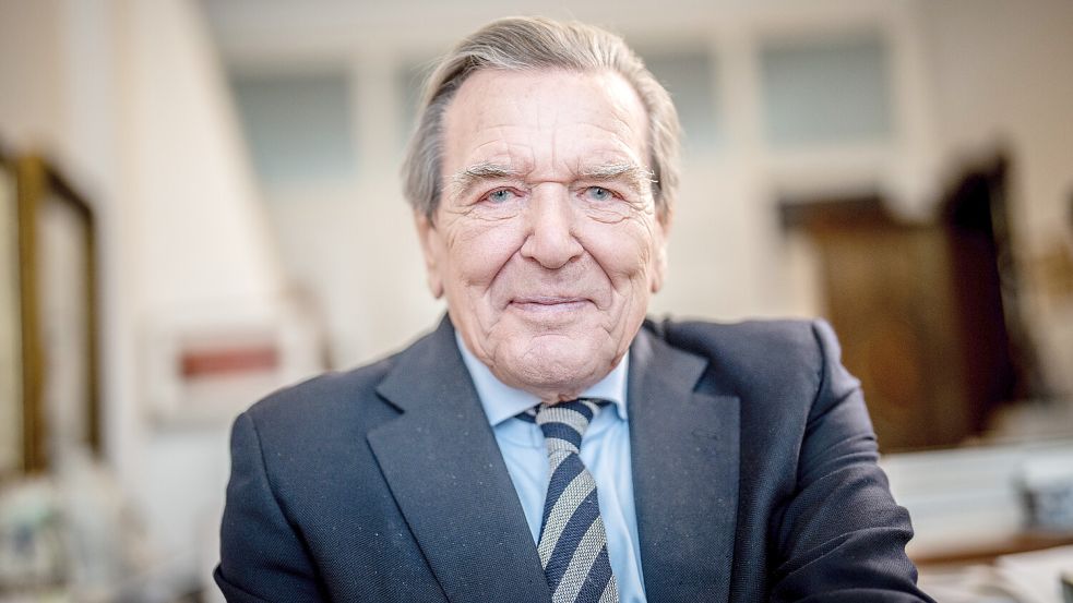 Ex-Bundeskanzler Gerhard Schröder, aufgenommen in seiner Kanzlei in Hannover, wird am Sonntag 80. Foto: Michael Kappeler/dpa