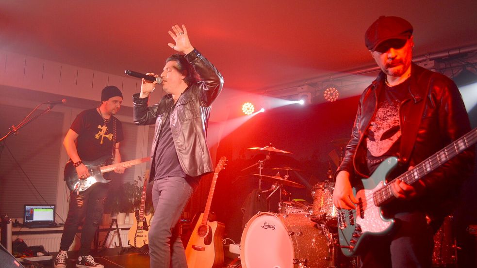 Die Band „Rejoice“ überzeugte als U2-Coverband in Plümers Gaststätte in Rhaudermoor. Foto: Weers