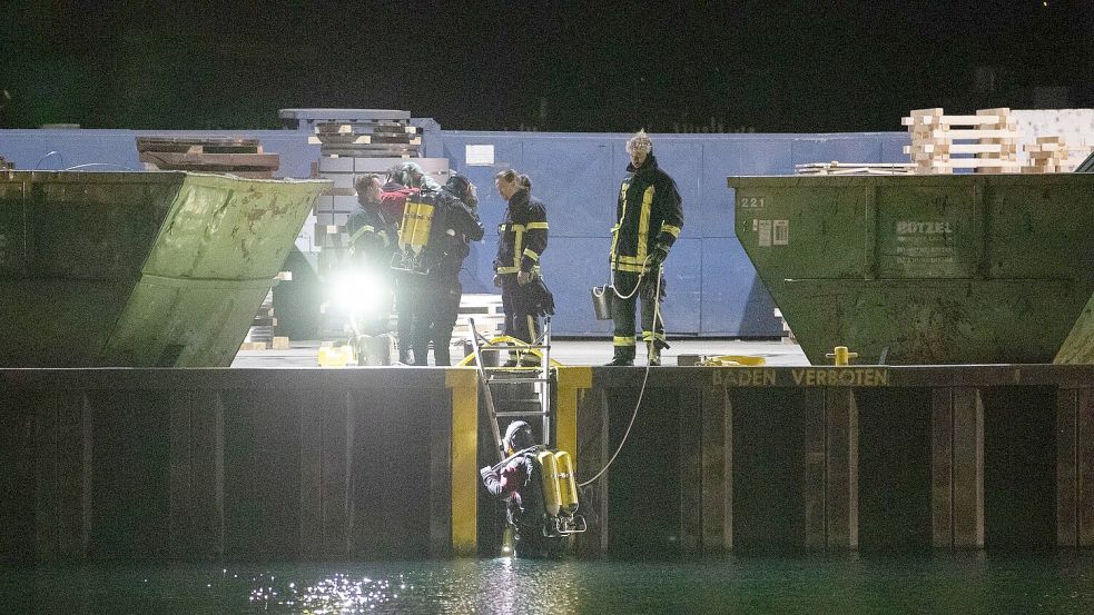 Einsatzkräfte suchen im Hafen und Hafenbecken in Dortmund nach Spuren. Foto: Justin Brosch/dpa