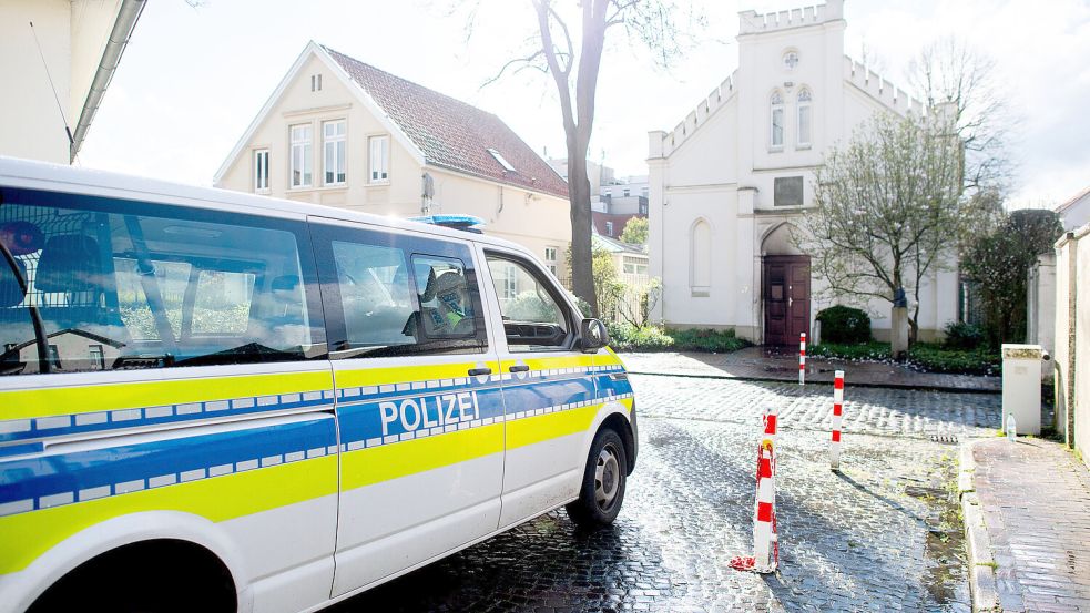 Ein Polizeiauto vor der Oldenburger Synagoge. Foto: Hauke-Christian Dittrich/dpa