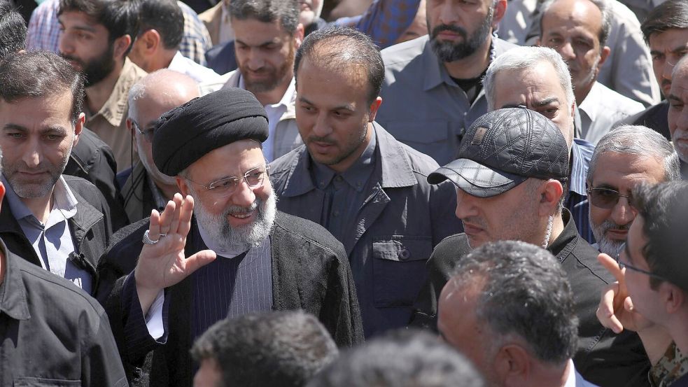 Ebrahim Raisi (M), Präsident des Iran, nimmt an einer Kundgebung zum Al-Kuds-Tag teil. Der vom Iran angekündigte Vergeltungsschlag hat Israel und die USA in höchste Alarmbereitschaft versetzt. Foto: Uncredited/Iranian Presidency/dpa