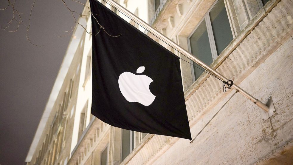 Nach einer Entscheidung der EU-Kommission verändert Apple das Vorgehen bei Abo-Abschlüssen außerhalb des App Stores in Europa. Foto: Julian Stratenschulte/dpa