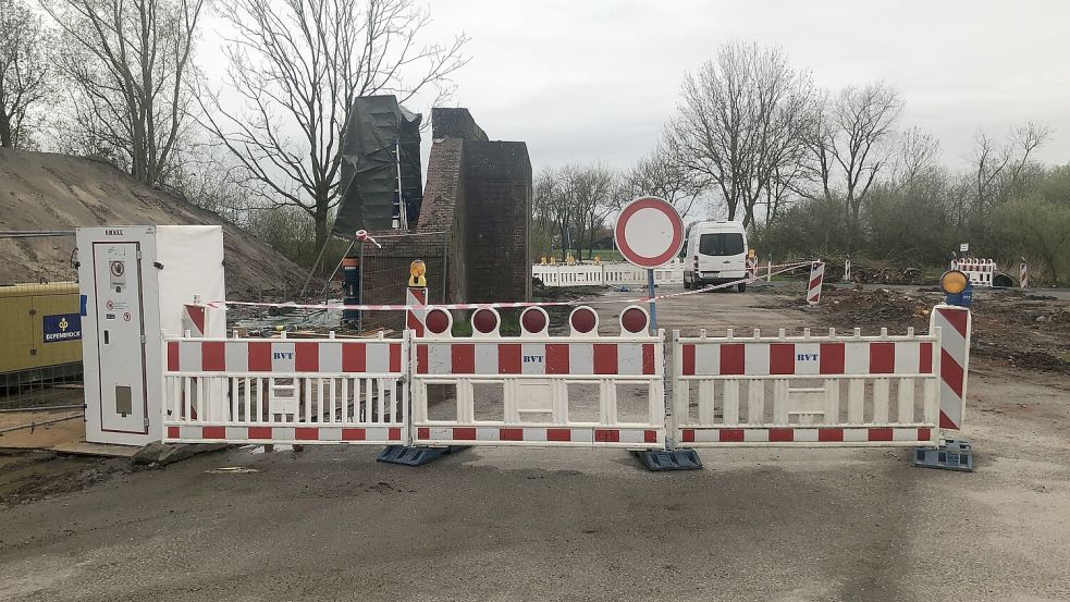 Ein Pfeiler der Eisenbahnüberführung ist bereits abgerissen worden, am zweiten Pfeiler finden aktuell die Abrissarbeiten statt. Foto: Ammermann