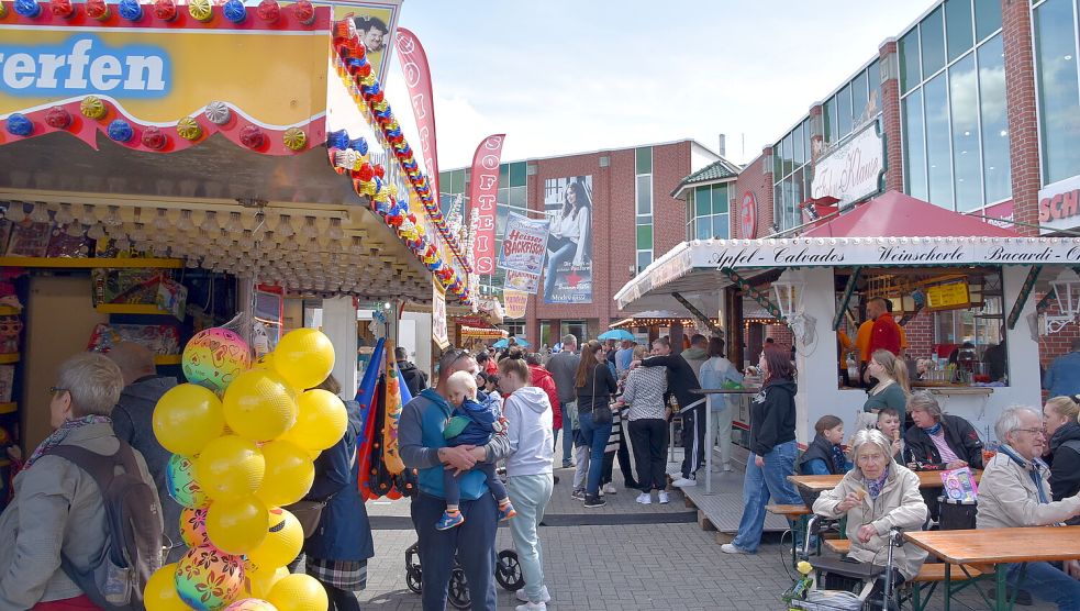 Viele Ostrhauderfehner Geschäfte laden an diesem Sonntag noch bis 18 Uhr zum verkaufsoffenen Sonntag ein. Bei Wreesmann herrscht auf dem Parkplatz fast schon Jahrmarktstimmung. Dort sind zahlreiche Buden aufgebaut worden, Kinder können in einem Kinderkarussell fahren. Foto: Ammermann