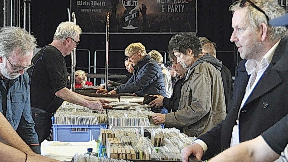 Die Besucher stöberten an den Ständen. Foto: Wolters