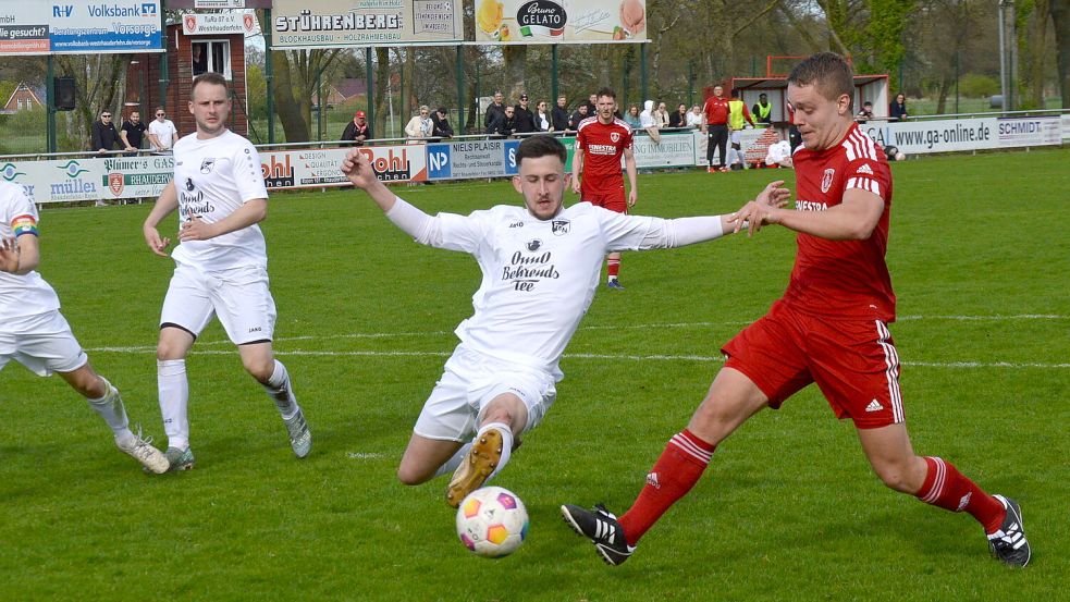 Nach dem 2:2 von Felix Schütte (rechts) keimte bei TuRa 07 noch einmal Hoffnung auf. Fotos. Weers