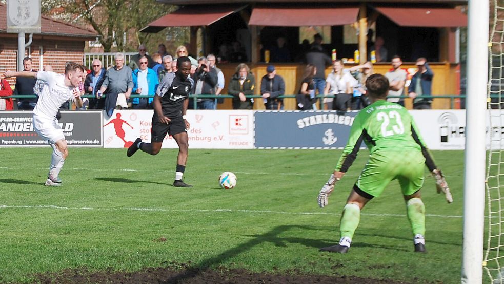 Benny Boungou (am Ball) brachte Papenburg bereits nach fünf Minuten in Führung. Foto: Reemts