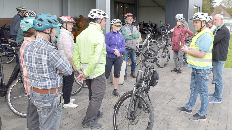 Günter Jelting (rechts mit der gelben Warnweste), Vorsitzender der Verkehrswacht des Landkreises Leer, erläuterte den Teilnehmern, wie man mit einem E-Bike sicher am Straßenverkehr teilnimmt. Foto: Ammermann