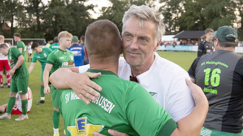 Wallinghausens Trainer Ewald Mühlenbrock war stolz auf seine Mannschaft. Archivfoto: Doden/Emden