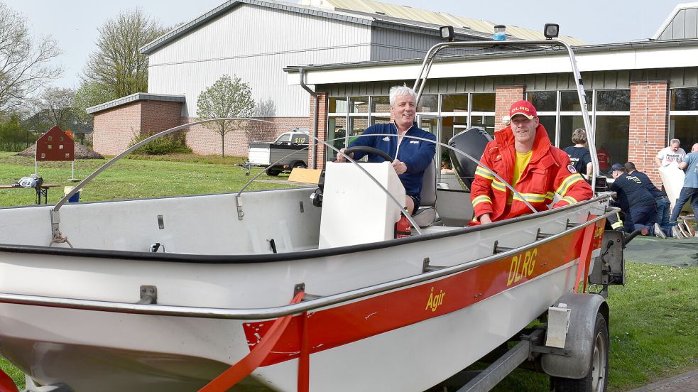 Der Vorsitzende der DLRG-Ortsgruppe Weener, Jürgen Reck, nahm am Steuer des Rettungsbootes Platz. Foto: Buntjer