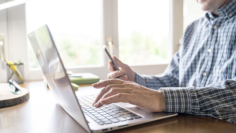 Derzeit sind gefälschte E-Mails im Umlauf, die Empfängern vorgaukeln, von der Rentenversicherung zu sein. Foto: imago images/Westend61