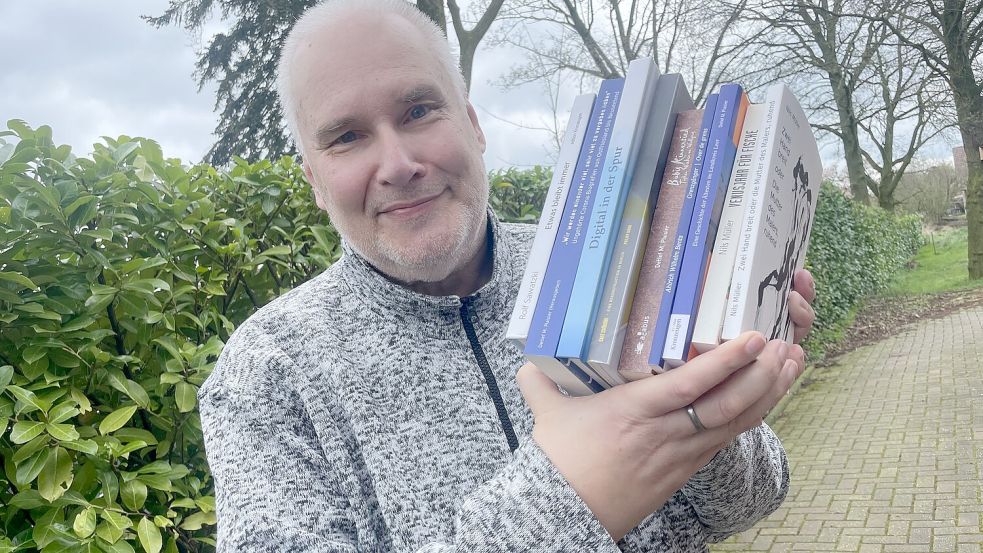 In den Jahren hat Detlef M. Plaisier einige Bücher geschrieben und verlegt. Foto: Hellmers