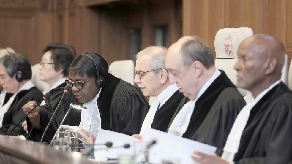 Richter Nawaf Salam (3.v.r.) zu Beginn einer zweitägigen Anhörung vor dem Internationalen Gerichtshof. Foto: Patrick Post/AP/dpa